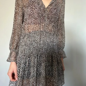 Leopard klänning💕 - Super fin och trendig klänning från zara. Långärmad och tajtare vid midjan. Användbar för allt!!