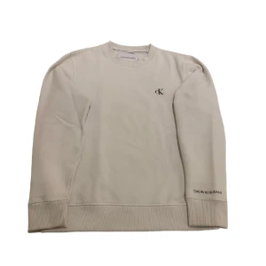 Calvin Klein Sweatshirt  - En vit sweatshirt från Calvin Klein i bra skick.  Tveka inte att skriva till mig om du har några frågor.