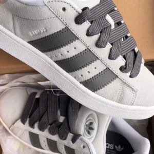 Campus 00s, adidas, grå - Gråa oanvända campus i storlek 38 2/3. Har kvitto. Skriv privat för bilder och funderingar. 