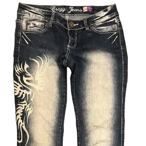 Crazy age jeans😍 - Säljer dessa snygga jeans med broderi på! Byxorna är från märket ”crazy jeans”. Det står att byxorna är  L men de passar mig som har xs/26. Jag har sytt in en kil i benet för att få större vidd. Skriv gärna om du har fler frågor💗