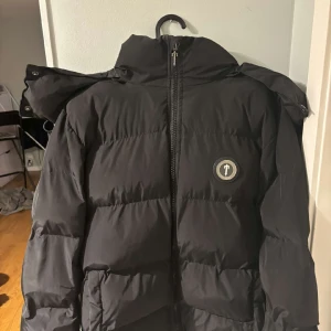 Trapstar jacka - Säljer nu min Trapstar jacka för den inte används längre. För att den är för liten. Storlek M. Kvitto finns