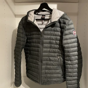 Colmar Jacka - Tja! Säljer ju min riktigt snygga colmar vårjacka. Den är sparsamt använd och har ingen defekt. Hör gärna av dig vid funderingar😁