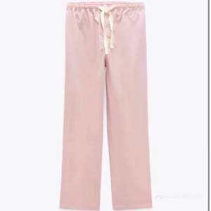 Otroligt fina rosa byxor från zara som nu inte säljs längre. Bra skick och endast använda ett fåtal gånger! 🩷Skriv om ni har frågor! 