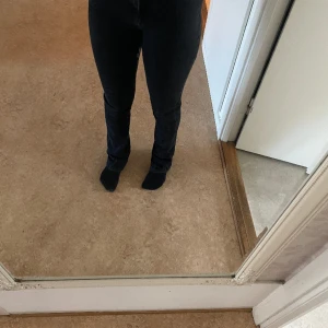 Jeans  - Gina tricot slim flare jeans svart