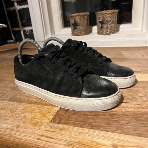 Axel arigato skor - Fina arigato skor i stl 40, bra begagnat skick! Finns såklart lite slitningar men mke kvar å ge.