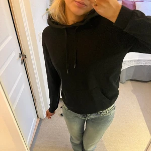 Svart hoodie  - Svart basic hoodie i fint skick🤍✨