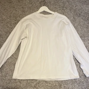 Oversized basic långärmad tröja - Nyskick, super fin o basic långärmad tröja. 
