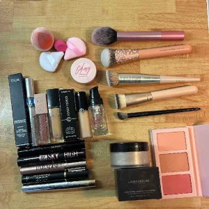 Smink  - Designer smink med tillbehör.