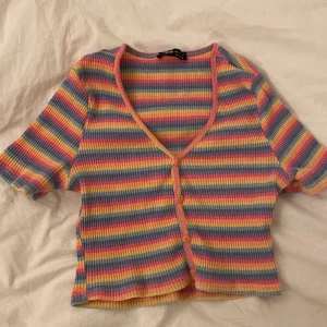 Flerfärgad croptop - Croptop i bra skick, säljer eftersom att den inte kommer till användning längre❤️