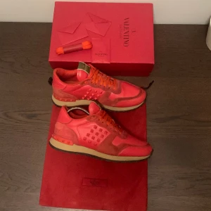 Valentino Rockrunners - Sjukt snygga Valentino Rockrunners i riktigt bra skick! Allt og ingår det vill säga: Originalbox, originaldustbag, extra originalskosnören, 3 st valentino brev. 