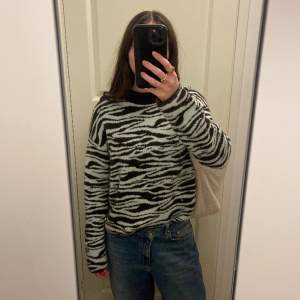 zebra mönstrad tröja från weekday i stolek xs. Skulle säga att den är lite stickig men har fungerat med en T-shirt under! (Brun och turkos)