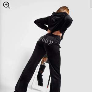  Jättefina JUICY COUTURE svarta byxor med paljettstavat Juicy bak. Storlek S. Ser ut som nya, säljer dem då de inte kommer till användning längre💕