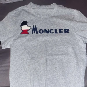 Moncler T-shirt - Äkta Moncler T-shirt, bra kvalitet