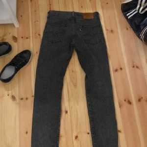 Levi jeans 30/32 - Väldigt lika de populära levis 511. Jeansen har några små håll men inget som märks. W30 och L34. Sitter bra på nån som är runt 180. Nypris 1 099kr, mitt pris 350kr. Hör av er om ni har några funderingar. Pris kan diskuteras vid snabbt köp /mvh Teo