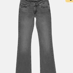 Säljer dessa as snygga Low waist bootcut jeansen då de inte passade mig!! Helt nya och aldrig använda, prislapp finns kvar💗💗😇 Använd gärna köp nu💗💗 Byxorna är ifrån Junkyard och kostar ca 600kr nya!!😇