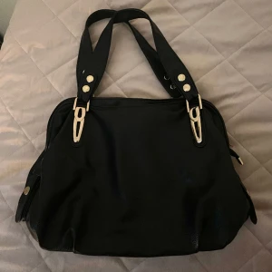 Väska - Svart väska med guld detaljer i toppen skick💕 köpt på plick 