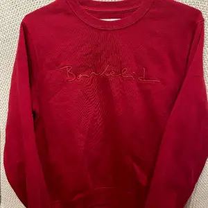 fint röd sweatshirt från bondelid strl xs aldrig använd hör av dig vid frågor🩵