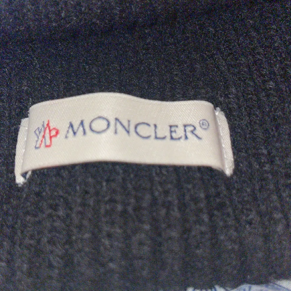 Moncler mössa svart  Kom med frågor! 400kr. Accessoarer.