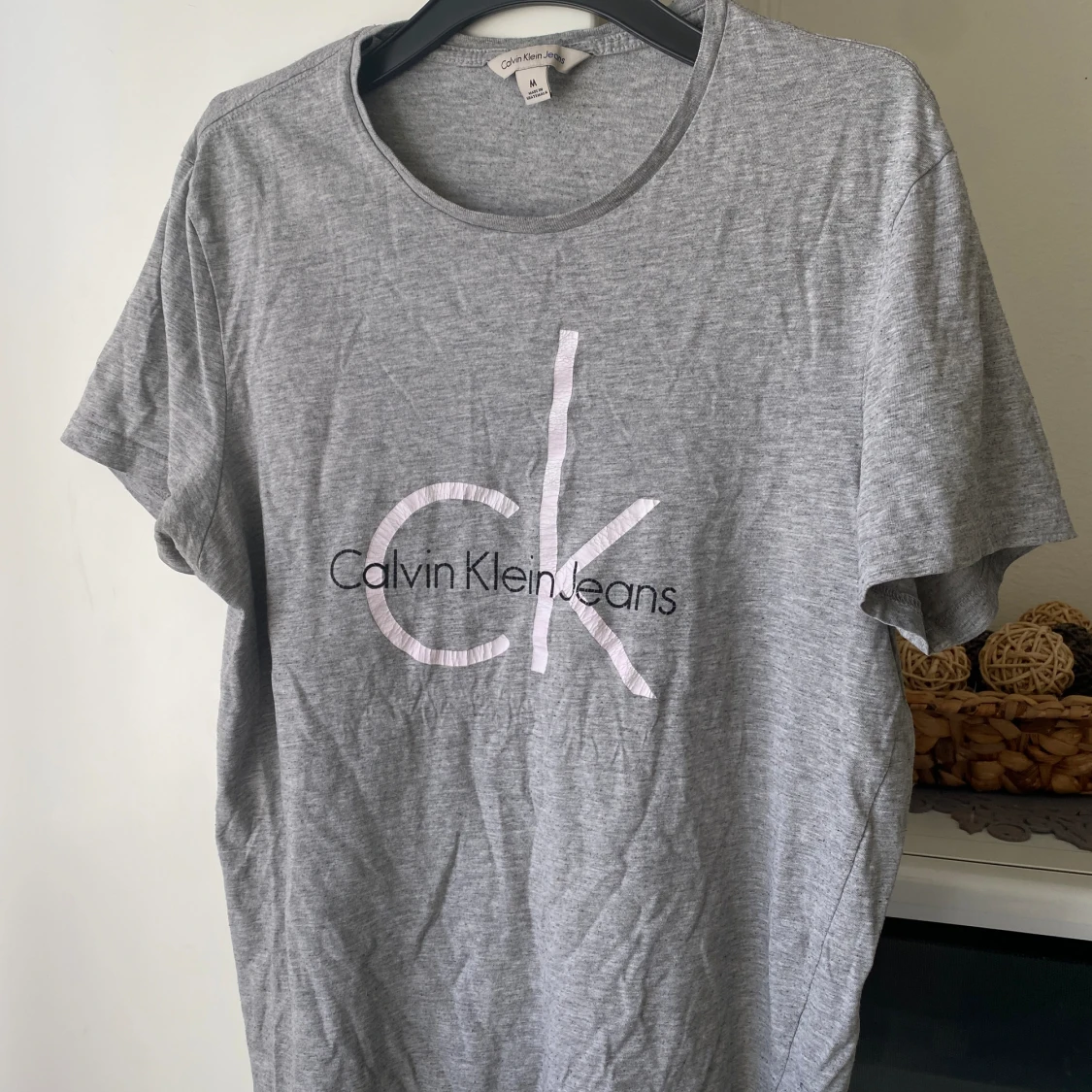 Ljusgrå T-shirt från Calvin Klein 