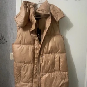Väst från Only - En helt ny med prislapp väst från Only. I strl Xs men stor i storleken så passar även S eller M eller L.Men man kan dra in vid midjan. Pris kan diskuteras 