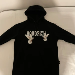 Hoodrich hoodie - Hej! Säljer nu min Hoodrich hoodie som är i väldigt bra skick inga skador. Den är använd några gånger men är som ny. Storlek XS 