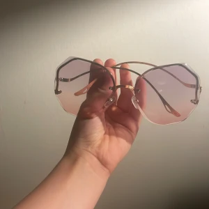 Solglasögon  - Ett par solglasögon använd 1 gång är lite för stora för mig ! 