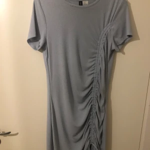 Klänning - Blå klänning i storlek M men passar L också 💕