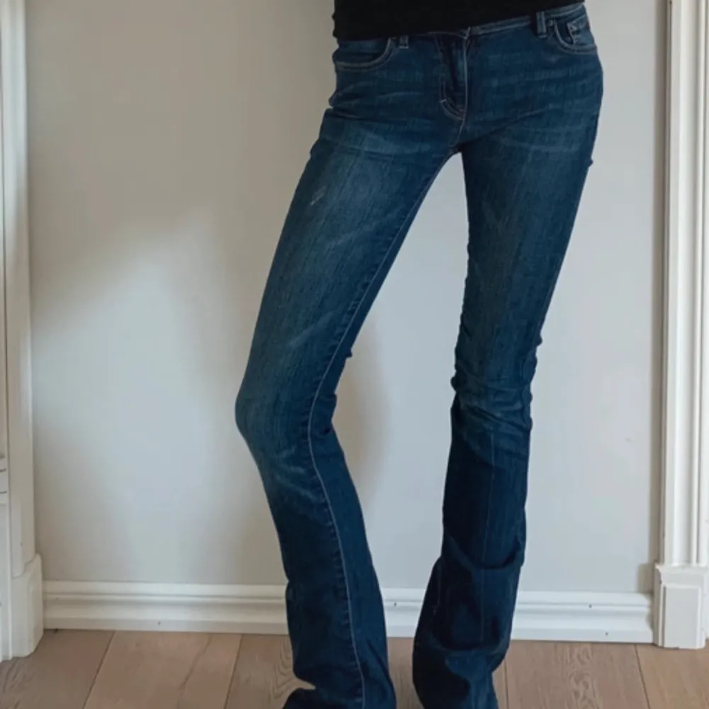 Skit snygga Lågmidjade jeans!! Dem är tyvärrr för små i låren på mig men annars jättefina!! Dom är från Armani exchange, dem är i storlek 25R och hon på bilden är 168. Innerbenslägden är ca 85 och midjemåttet 34. Jeans & Byxor.