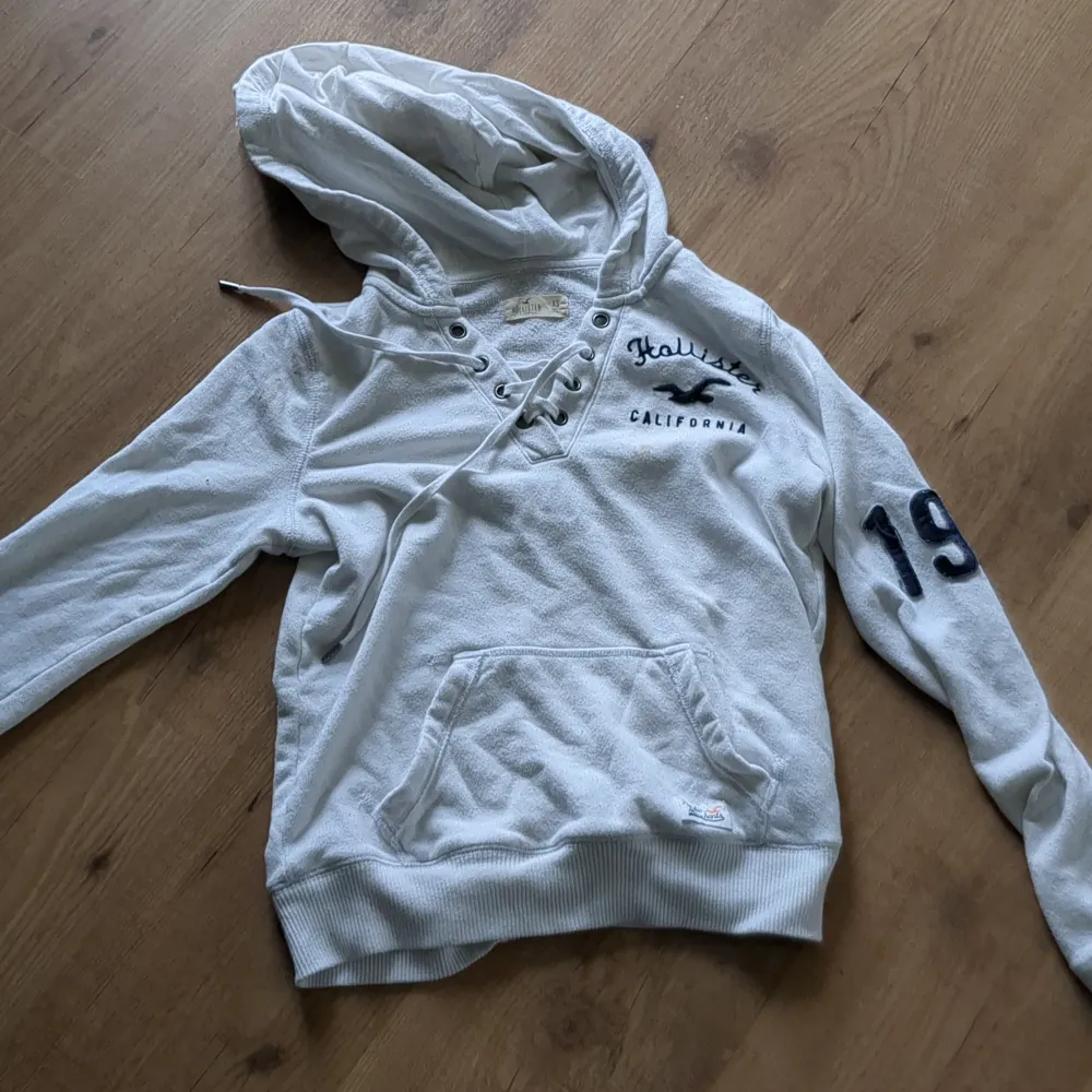 Den har en liten fläck . Hoodies.