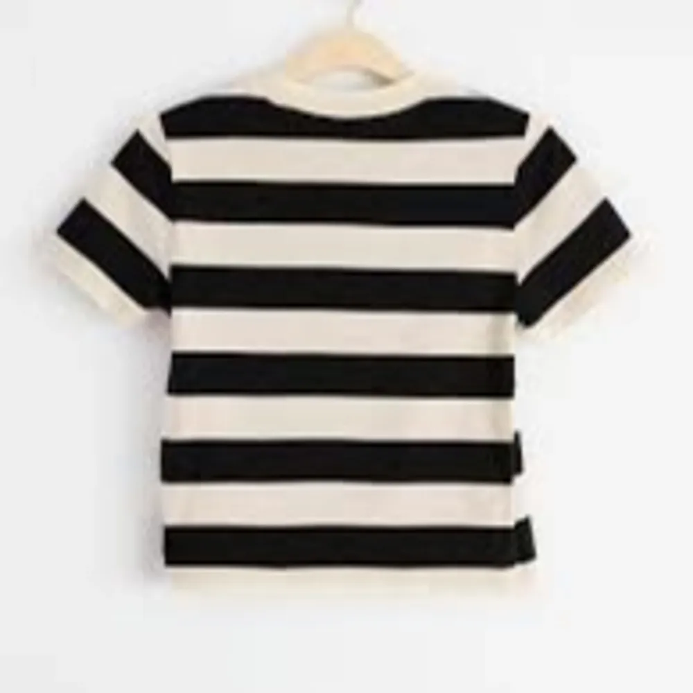 Svartvit randig croptop från lindex! Använd mycket men i bra skick. Första bilden är lånad. T-paidat.