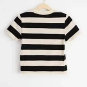 Randig croptop - Svartvit randig croptop från lindex! Använd mycket men i bra skick. Första bilden är lånad