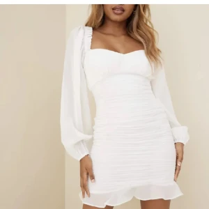 Klänning  - Säljer denna klänning från Nelly, andvänd 1 gång på skolavslutningen. Storlek 36! Skriv om ni har funderingar.❤️