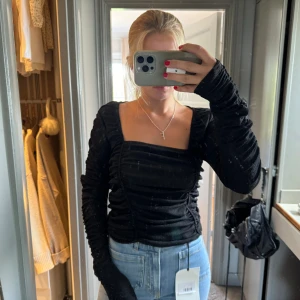 Topp - En så söt svart topp! Bra skick