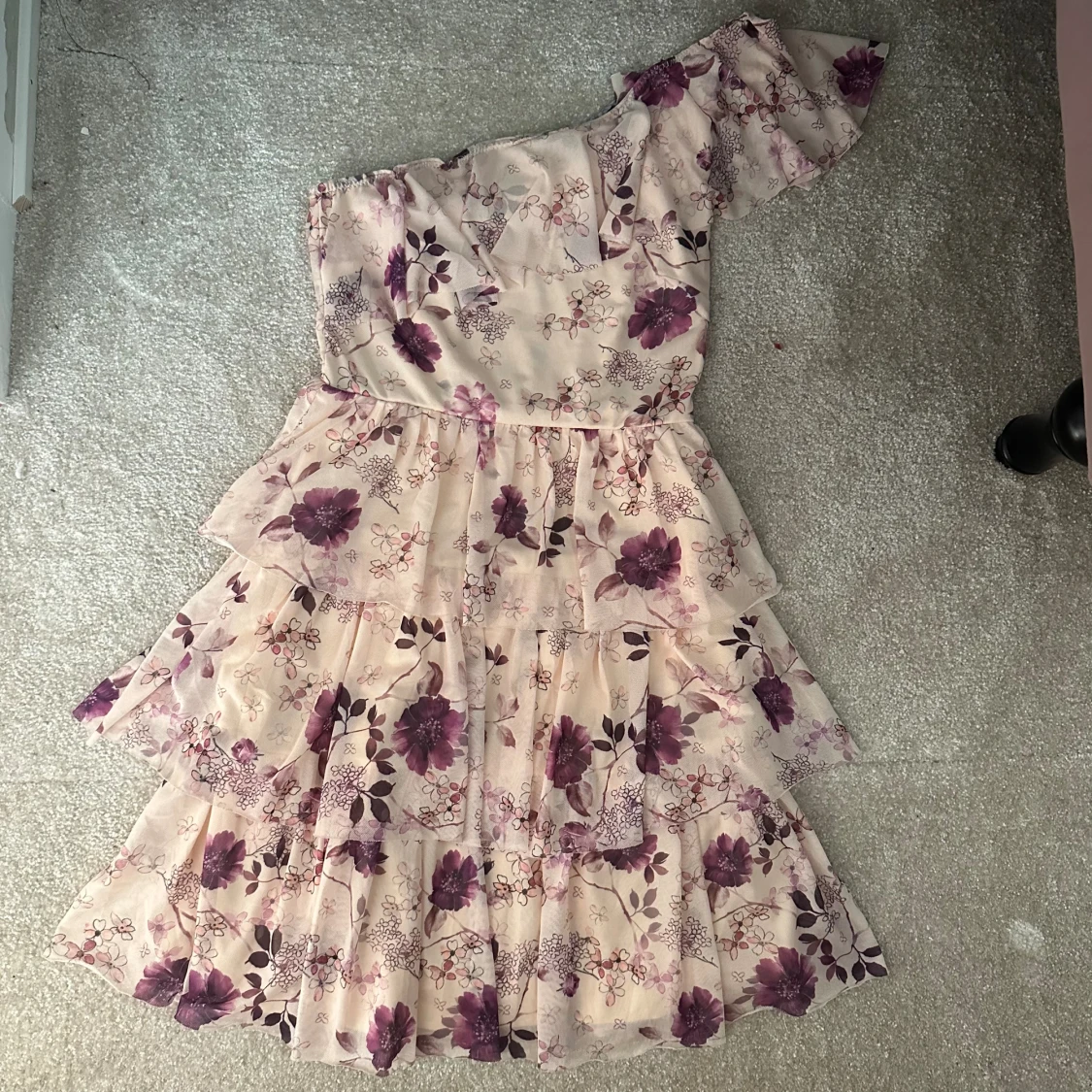 One shoulder volangklänning