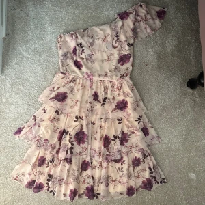 One shoulder volangklänning - Perfekt kort klänning inför sommaren som är one shoulder och volanger. Klicka köp direkt (pris kan diskuteras vid snabb affär🩷)