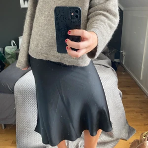 Svart satinkjol - Svart satinkjol från GEMINI aldrig använd, prislappen är kvar. Den är ganska liten i storleken så passar M/S/XS beroende hur man vill att den ska sitta. Sänker priset eftersom den säljs i andrahand men pris kan diskuteras. Köptes för 695kr 💕🫶🏼