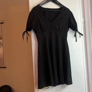 ASOS svart sommarklänning - Tunn och lätt material perfekt för varma dagar, säljer då den är för stor för mig.  Har en dragkedja vid midjan.