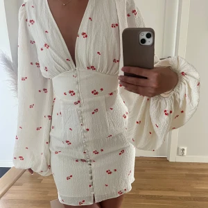 Adoore Florence Dress - Säljer nu denna superfina klänningen från adoore, deras Florence Dress i storlek 34🤍🌺 klänningen är helt oanvänd och har båda lapparna kvar