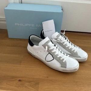 Blå/vita Philippe Modells - Säljer ett par eftertraktade Philippe modells i storlek 43 köpte för 3400kr, de har använts en gång utomhus men har inga tecken på använding och är i nyskick. Säljs då de är lite för stora för mig, kan bytas mot sko i samma skick i storlek 42.