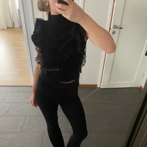 Zara topp - Säljer denna fina topp från zara. Använd ett fåtal gånger💗💗