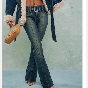 Indigo Vintage Wash jeans  - Byxorna är jättefina men för små för mig. Lite slitage på bältesöglorna annars i väldigt gott skick. 