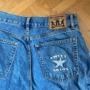 Sweet sktbs jeans - Ett par sköna jeans, med fett tryck på fickan. Byxorna är varsamt använda och mycket fint skick. Nypris 600 mitt pris 275. Hör av dig vid mer frågor 🤝🏽