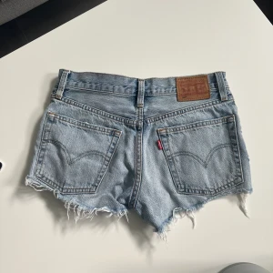 Levis jeansshorts  - Säljee dessa jeanshorts från levis ❤️ så fina! Använda två gånger 