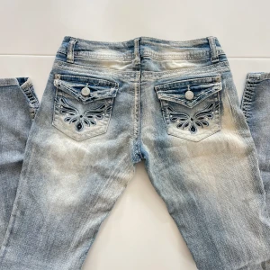 Svinsnygga vintage jeans - Väldigt coola vintage jeans med superfina detaljer både på fickorna och framifrån!! Lågmidjade! Skriv vid fler frågor❣️priset plus frakt gäller😊skriv gärna innan du använder ”köp nu”!