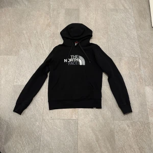 The North Face hoodie - En mycket fin tjocktröja med luva som är i skick 9/10 bara tvättad en gång. Ny pris på tröjan är 990kr.