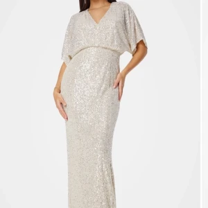 paljett balklänning  - En fin balklänning från bubbelroom. Bara testad. Den är uppsydd nertill för att den var lång men det går att ta bort. Orginalpris 1100kr. Kanin, katt och hund i hemmet. Köpare står för frakt.