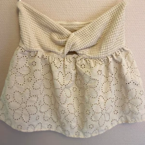 Sommartopp utan armar - Jättesöt topp som aldrig blivit använd. Passar perfekt nu inför sommaren! Storleken är S men skulle passa folk från xs-m beroende på bröst mått. 