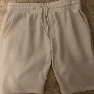 Helt nya vita shorts, mjuka och sköna - M