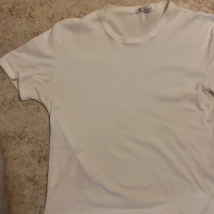 Ny vit T-shirt från Zara - Storlek Medium