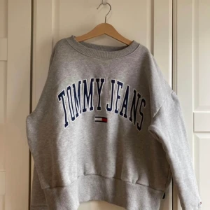 Tommy Jeans tröja - Tommy Hilfiger tröja i storlek S i jättebra skick 